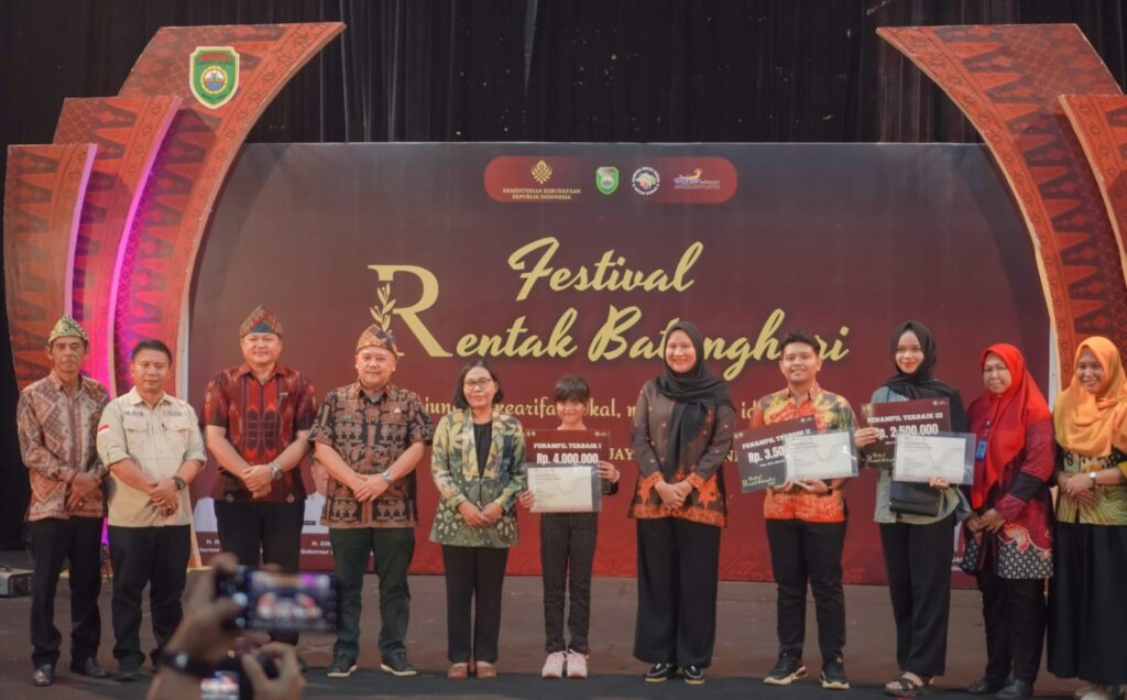 tim kesenian musi banyuasin raih juara iii festival rentak batanghari 2025 lewat dramatari mare mare muba2094e1750573396